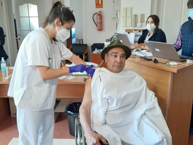 Salvador Brotons, de 65 años y natural de Castalla es la primera persona vacunada en la provincia
