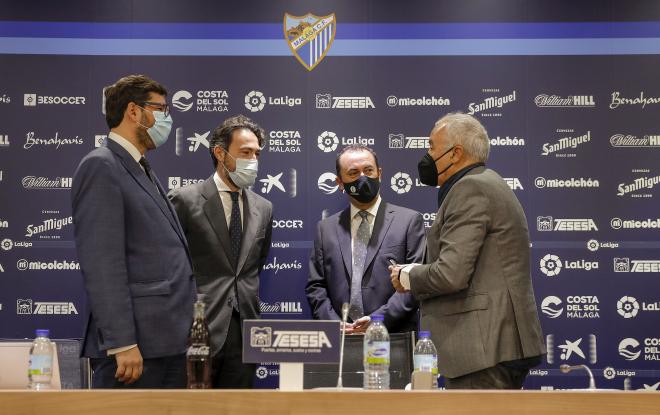 José María Muñoz y otros asistentes, antes de la junta (Foto: Málaga CF).