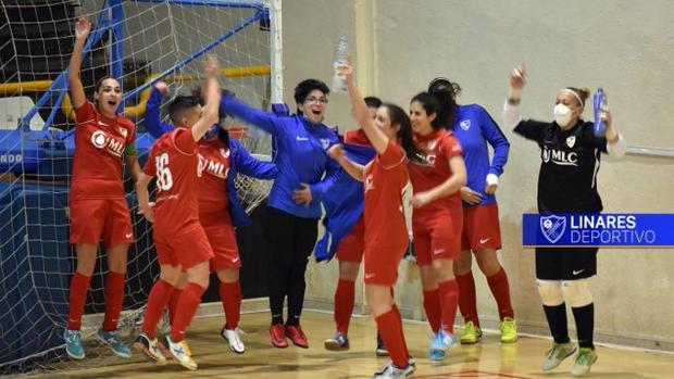 Las jugadoras del Linares celebran un triunfo (Foto: LD).