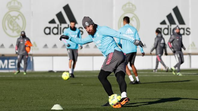Ramos, en un entrenamiento del Real Madrid (FOTO: @realmadrid).