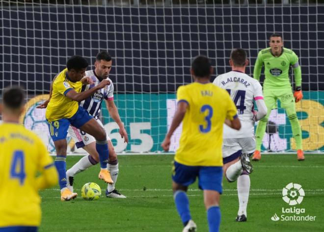 Bruno González cubre a 'Choco' Lozano (Foto: LaLiga).