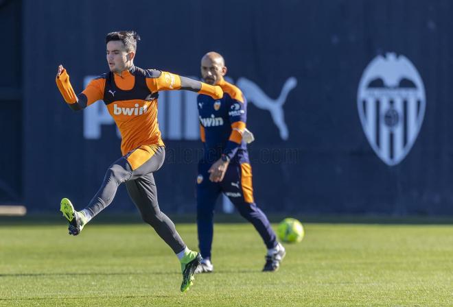 Hugo Guillamón sigue entrenándose al margen (Foto: Valencia CF)