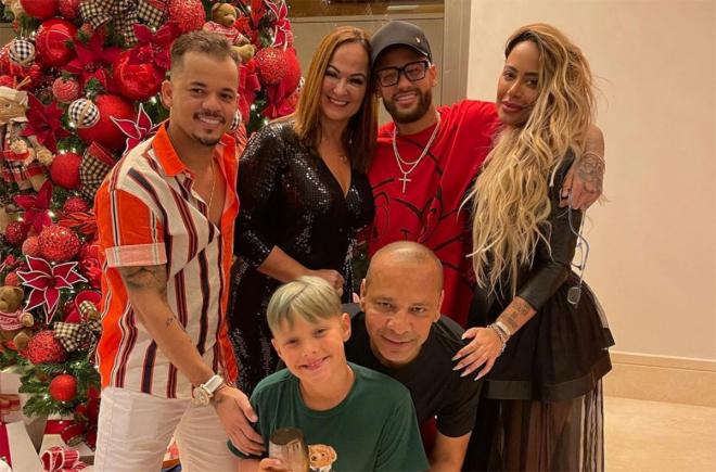 Neymar posa con su familia en Navidad (Foto: Instagram).