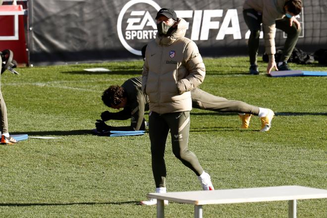 Simeone, en un entrenamiento del Atlético (FOTO: EFE).
