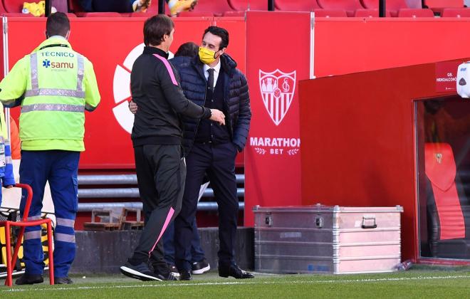 Julen Lopetegui saluda a Unai Emery antes del Sevilla-Villarreal del pasado ejercicio (Foto: Kiko Hurtado).