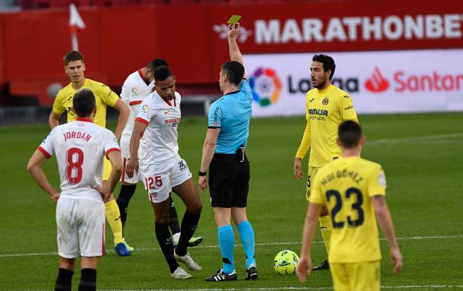 Fernando ve la amarilla que le hará perderse el partido ante el Betis (Foto: Kiko Hurtado)