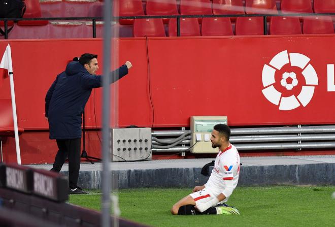 En-Nesyri celebra el gol en el Sevilla - Villarreal. (Foto: Kiko Hurtado).