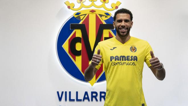 Capoué posa con la camiseta del Villarreal (Foto: VCF).