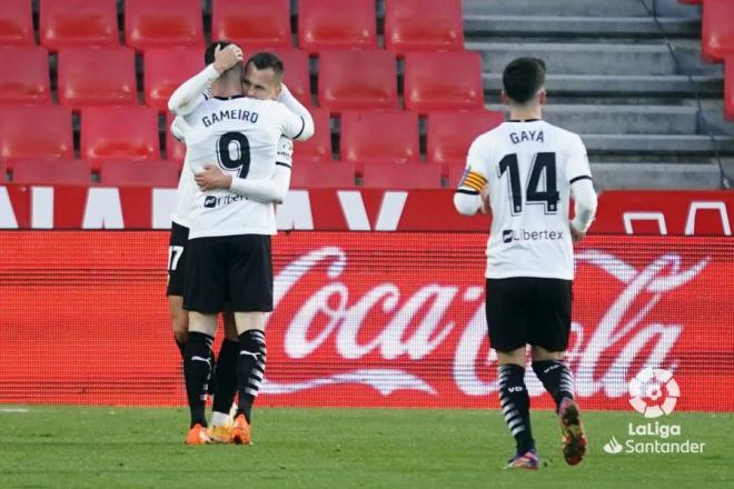 Gameiro celebra con Cheryshev su gol al Granada (Foto: LaLiga).