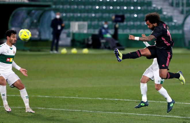 Marcelo dispara durante el Elche-Real Madrid (Foto: EFE).