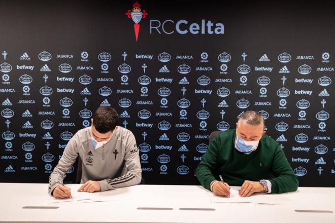 Aarón Martín firma su contrato con el Celta (foto: Celta)