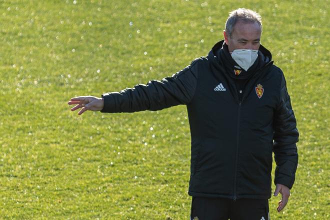 JIM da indicaciones a sus jugadores durante un entrenamiento con el Real Zaragoza (Foto: Daniel Marzo).