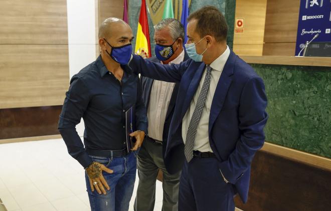 José María Muñoz saluda cariñosamente a Manolo Gaspar (Foto: Málaga CF).