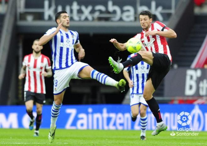 Merino, en un salto en el choque ante el Athletic (Foto: LaLiga).