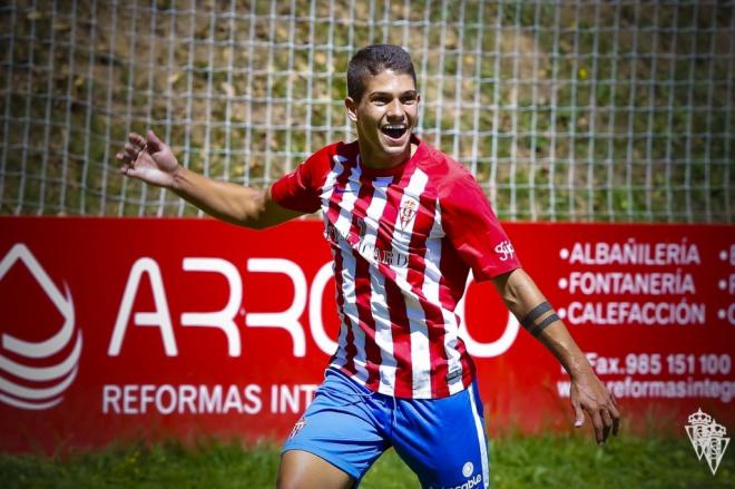 Berto González celebra un gol con el Sporting B (Foto: Real Sporting).