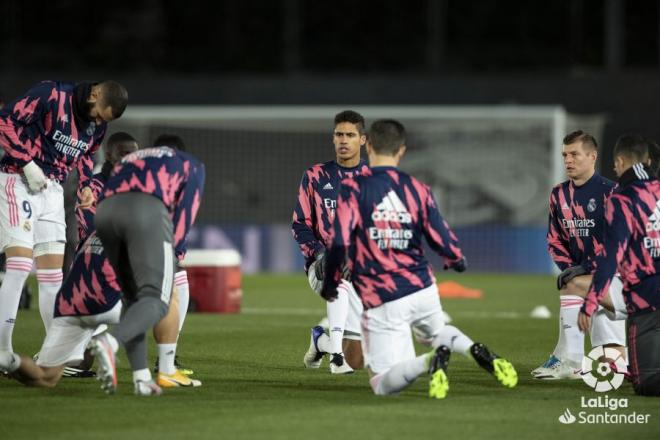 El once titular del Real Madrid calienta antes de medirse al Celta (Foto: LaLiga).