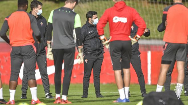 Gallego habla con algunos de sus jugadores durante un entrenamiento del Sporting en Mareo (Foto: RSG).