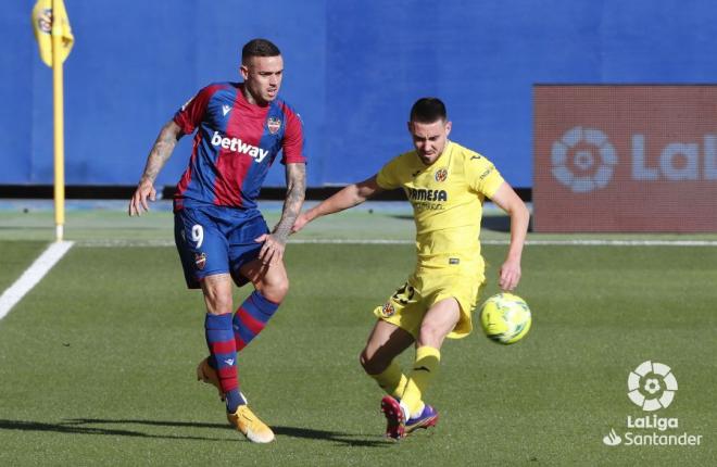 Roger durante el Villarreal - Levante de la pasada temporada. (Foto: LaLiga)