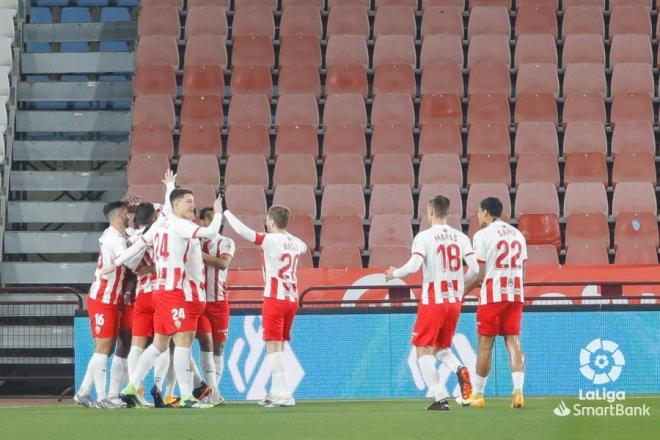 Los jugadores del Almería celebran la victoria ante la Ponferradina (Foto: LaLiga).