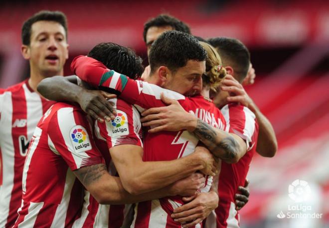 Los jugadores del Athletic se abrazan para celebrar el gol de Muniain al Elche (Foto: LaLiga).