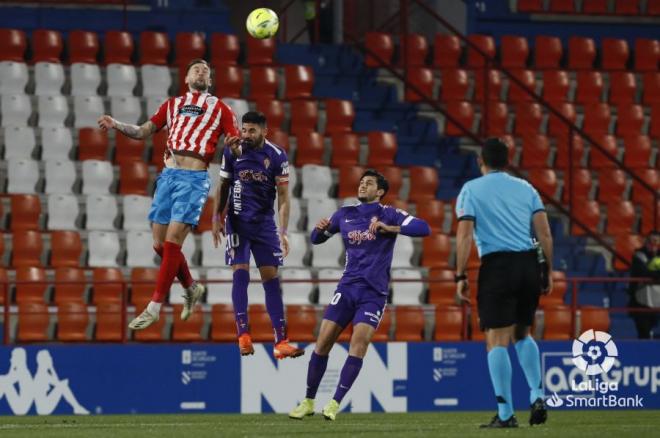 Carlos Carmona pugna por un balón en el Lugo-Sporting (Foto: LaLiga).