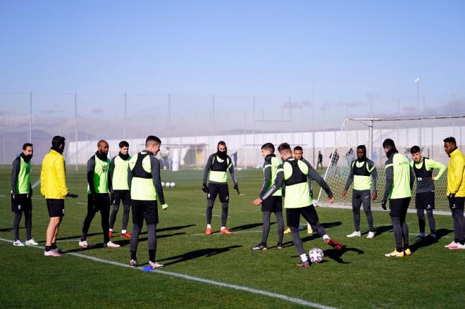 Rondo en el entrenamiento del Granada (Foto: GCF).