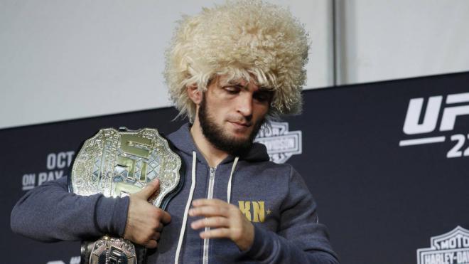 Khabib, con su cinturón de campeón y su característica peluca (Foto: EFE)