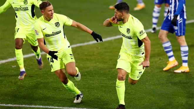 Luis Suárez y Marcos Llorente celebran un gol en Vitoria (Foto: ATM).