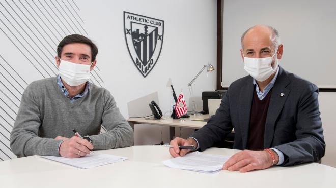 Marcelino posa junto a Aitor Elizegi tras firmar su contrato con el Athletic Club (Foto: ATH).