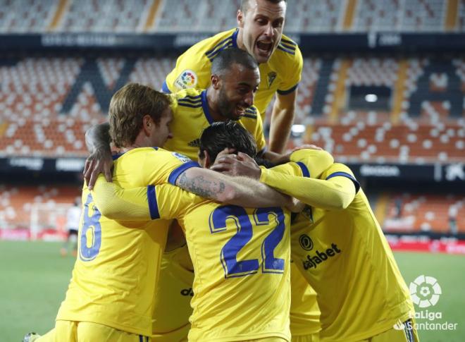 Celebración del gol del Cádiz en Mestalla (foto: LaLiga).