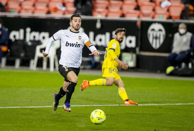 Sólo el alma de algunos jugadores como Gayà sacan del coma al Valencia CF (Foto: Valencia CF)