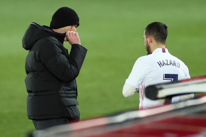 Zidane charla con Hazard en Valdebebas (Foto: EFE).