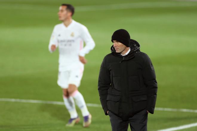 Zidane, con Lucas Vázquez en segundo plano (Foto: EFE).