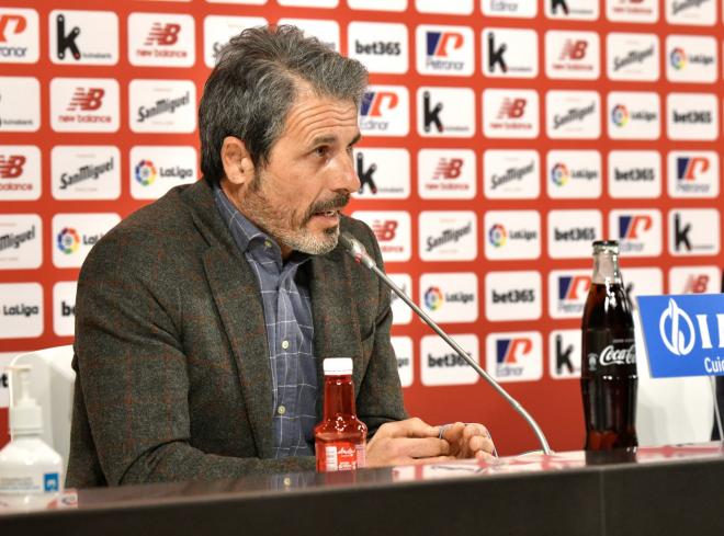 Rafa Alkorta, director deportivo, diserta ante la prensa en San Mamés (Foto: Athletic Club).