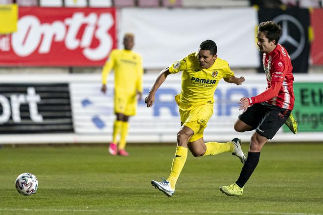 Carlos Bacca trata de llegar a un balón en el Zamora-Villarreal (Foto: VCF).