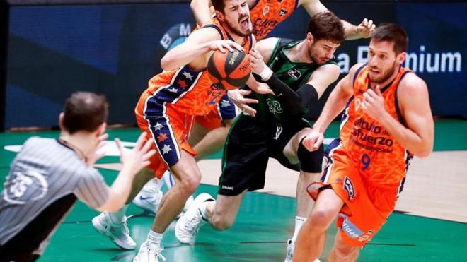 El Valencia Basket gana sin despeinarse en Badalona (Foto: EFE)