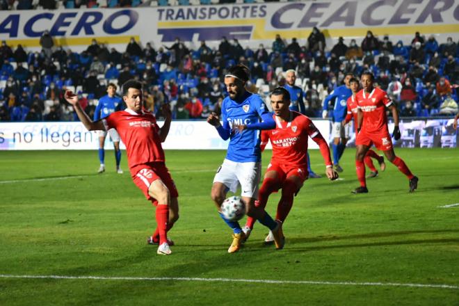 Rekik presiona a Carnicer durante la primera parte del partido (Foto: Linares Deportivo).