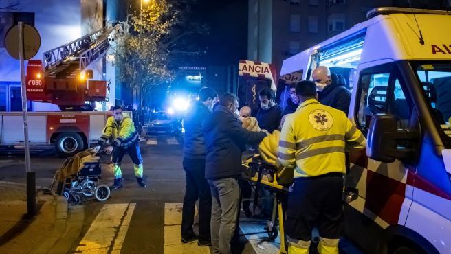 Asistencia sanitaria en el incendio (Foto: EFE).