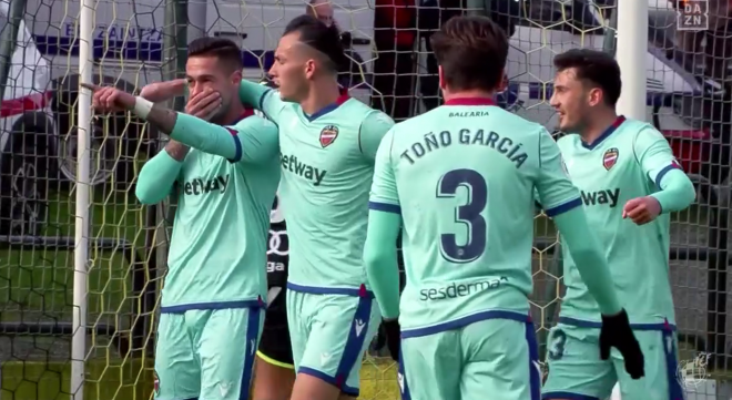 Los jugadores el Levante celebran el gol ante el Portugalete.