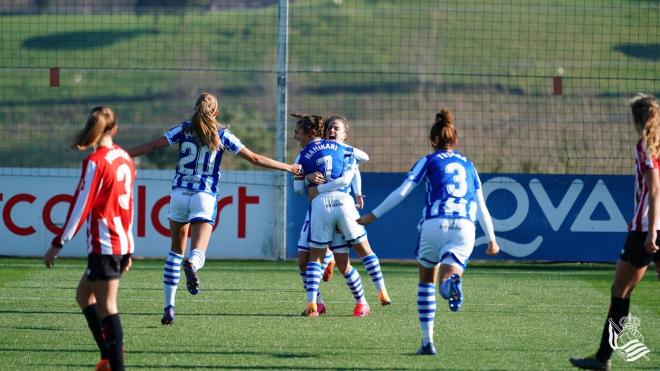 Las jugadoras del Femenino celebran el gol de Bárbara Latorre (Foto: Real Sociedad)