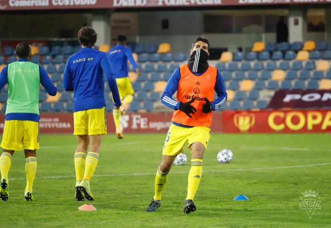 Garrido, en el calentamiento del Cádiz (Foto: Cádiz CF).