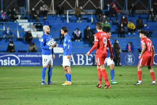 José Cruz con la pelota en las manos (foto: Linares Deportivo).