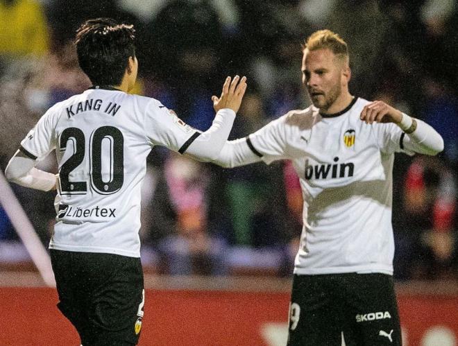Celebración entre Racic y Kang-In Lee ante el Yeclano (Foto: Valencia CF)