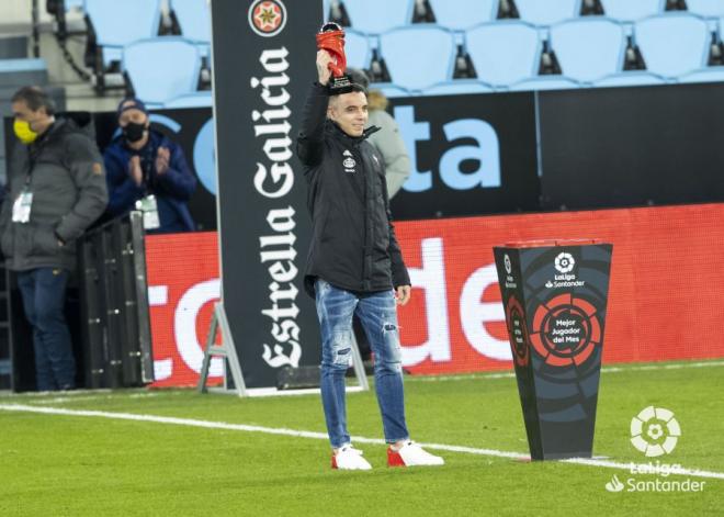 Aspas con el premio al mejor de diciembre (Foto: LaLiga).