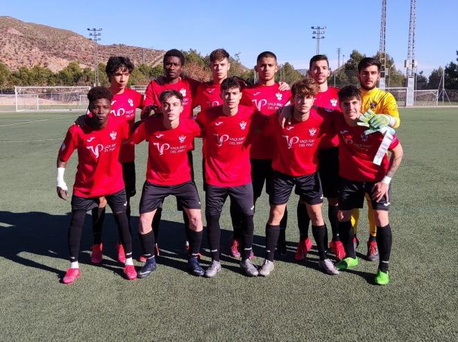 A la izquierda abajo, Bashiru, con el Juvenil DH del CF Talavera de la Reina.