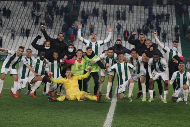 Celebración del Córdoba tras pasar de ronda ante el Getafe (Foto: Córdoba CF)