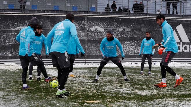 Imagen del entrenamiento del Real Madrid bajo la nieve (Foto: RMCF).