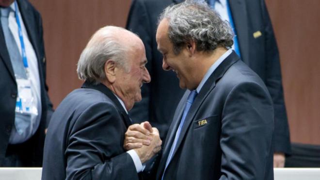 Joseph Blatter saluda a Michel Platini.