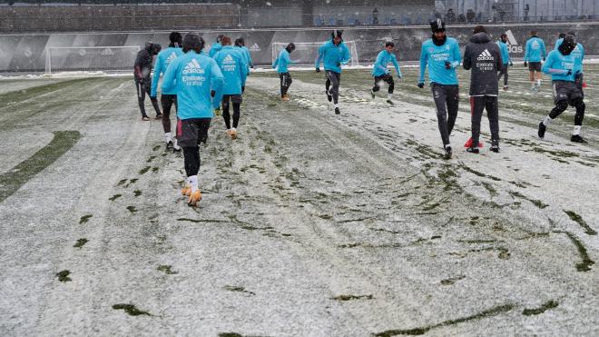 Los jugadores del Real Madrid en el entrenamiento de este viernes bajo la nevada (Foto: Real Madrid