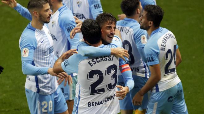Chavarría se abraza a Escassi en el Málaga-Oviedo de Copa (Foto: Málaga CF).